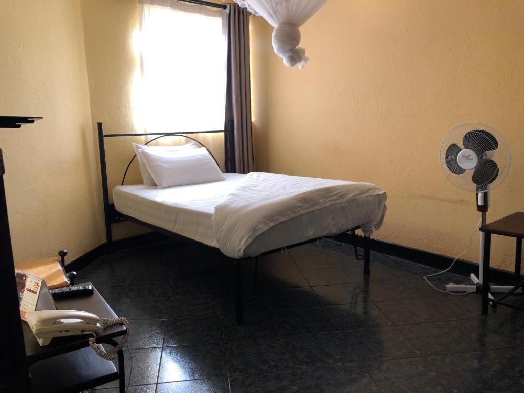 Meley Impala Hotel Munyonyo Extérieur photo