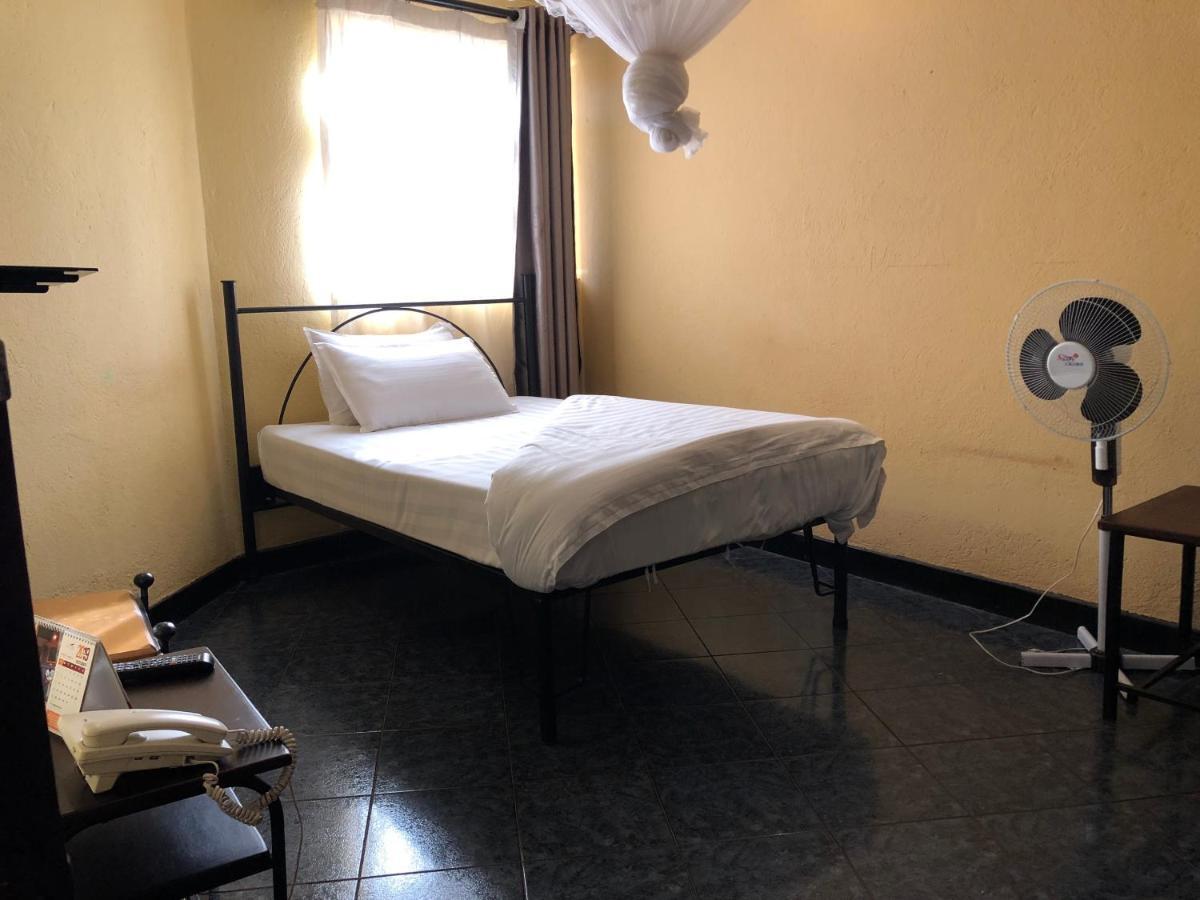 Meley Impala Hotel Munyonyo Extérieur photo